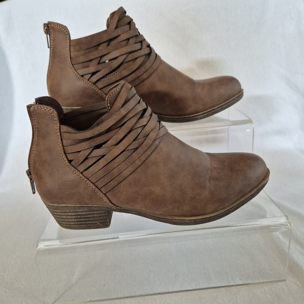 Rampage Brown Suede Ankle Booties with Fringe. Size 7
